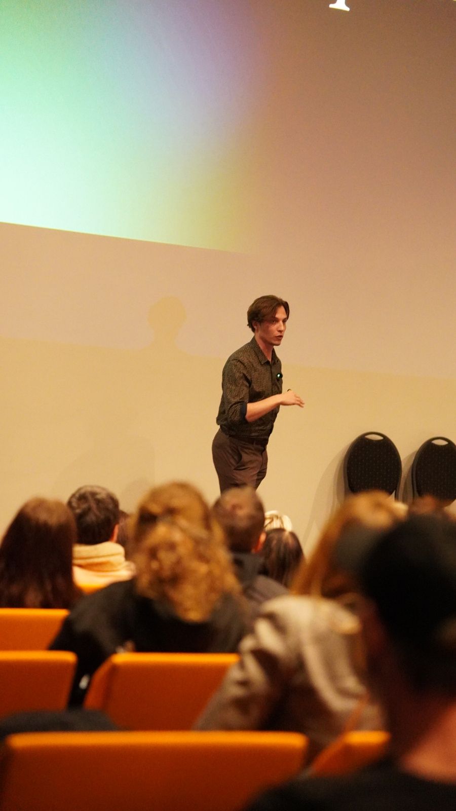 Stéphane Carapelle sur scène pendant une conférence